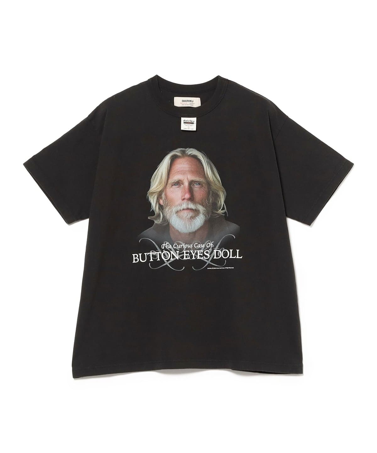 BEAMS（ビームス）DAIRIKU / BUTTON EYE DOLL H-S Tag Tee（Tシャツ