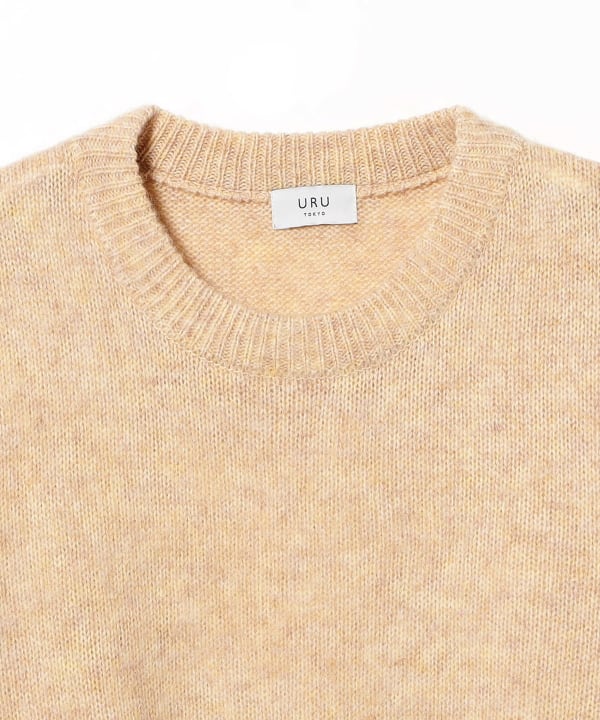 URU / Crew Neck Knit 首元はベーシックなクルーネック