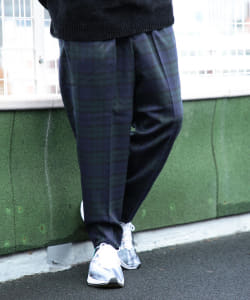 ▲BEAMS / バギーテーパード スラックス