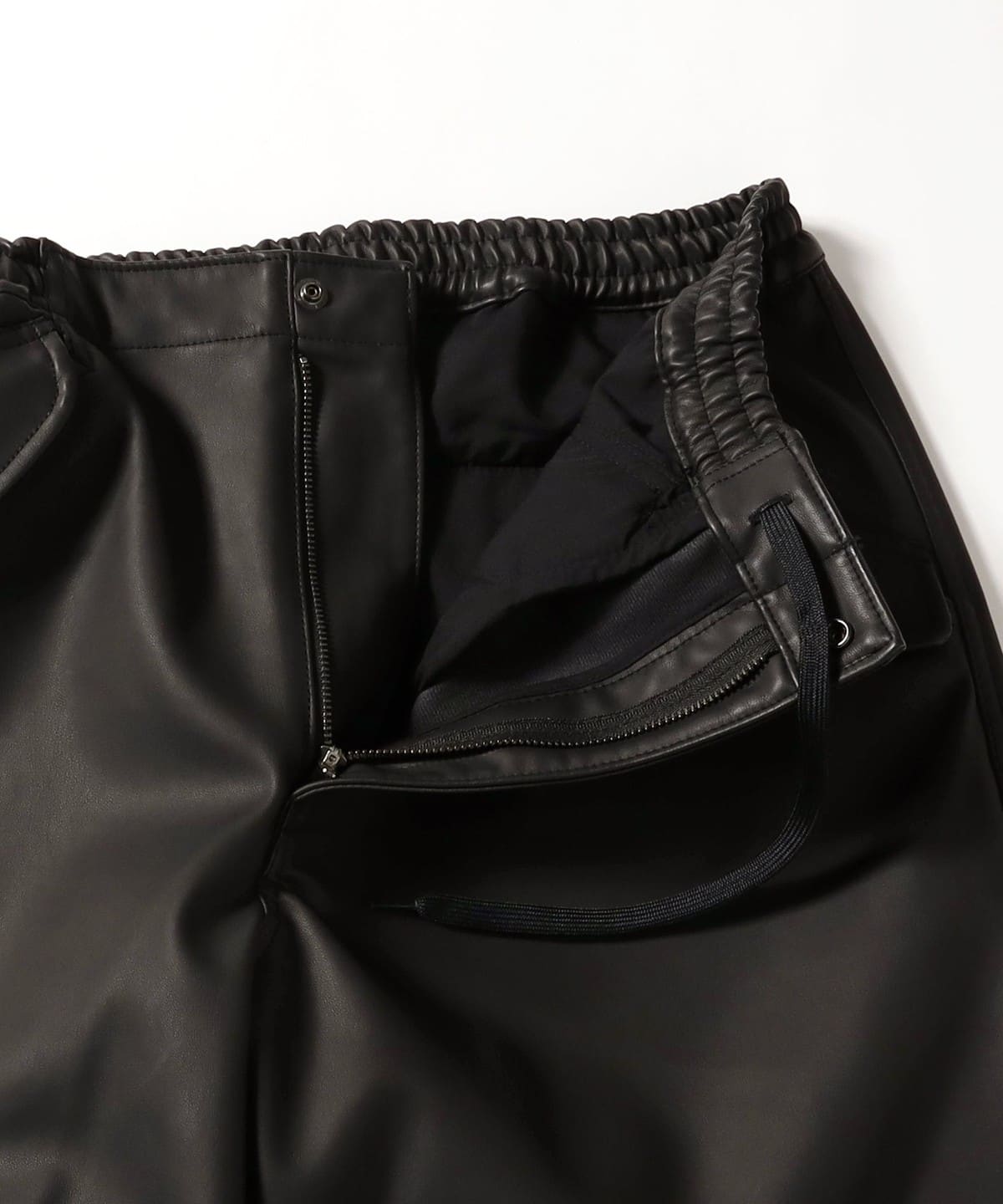 BEAMS ブラックレザー パンツ M BEAMS（ビームス）フェイクレザー オーバーパンツ（パンツ