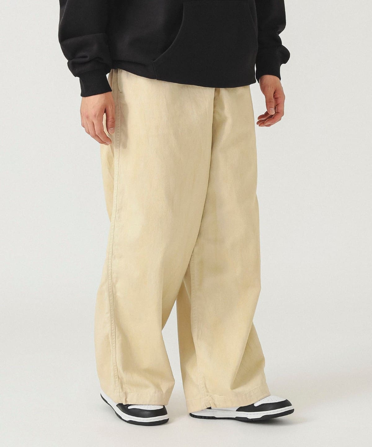 ワイド ダスティー イージーパンツ パンツ MEN IVORY L ワイド ダスティー イージーパンツ パンツ MEN IVORY L