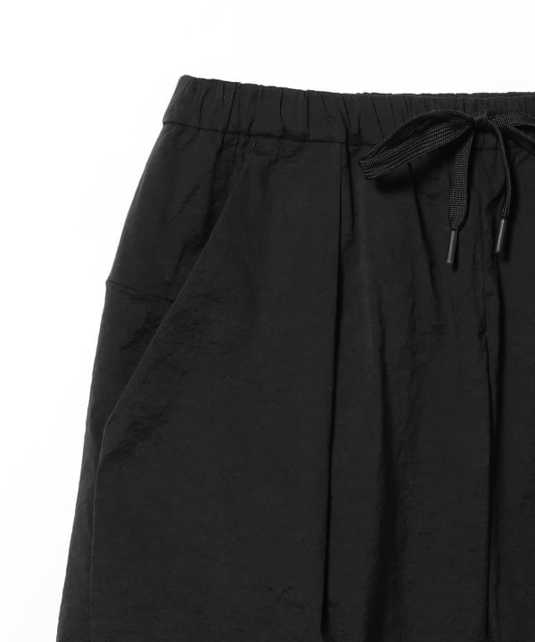 TEATORA / WALLET SHORTS RESORT - AQ フロントに1タックを施すことで、腰回りに立体的な膨らみと可動域を確保