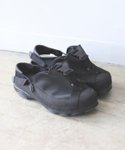 ▲crocs × BEAMS / 別注 コブラバックル サンダル
