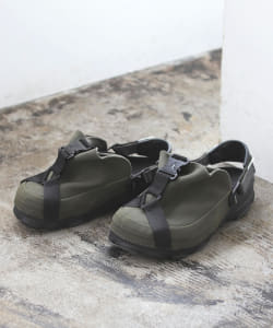 ▲crocs × BEAMS / 別注 コブラバックル サンダル