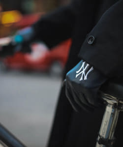 ▲INFIELDERDESIGN × BEAMS / 別注 MLB Leather Globe（タッチパネル対応）