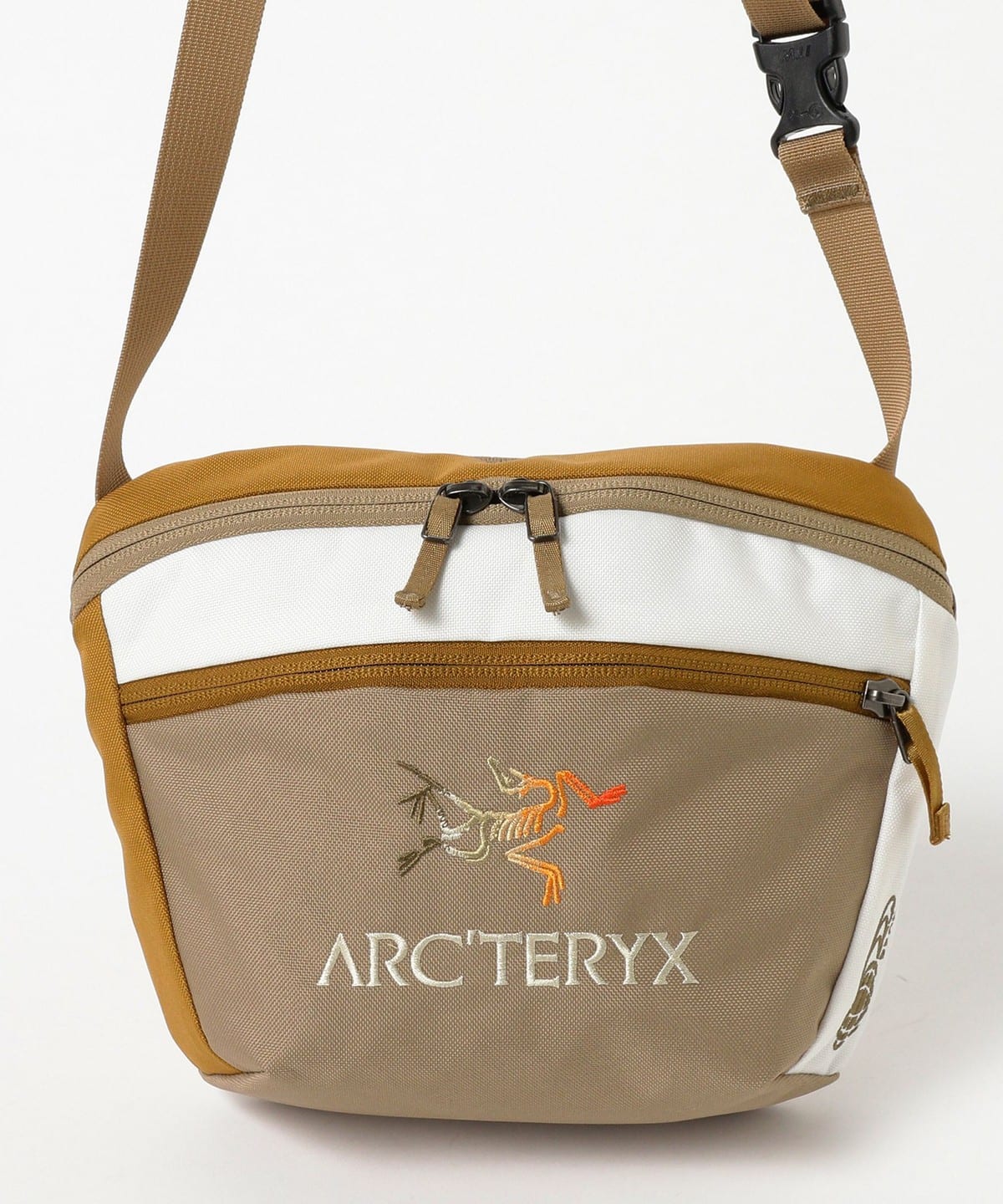 BEAMS（ビームス）【別注】ARC'TERYX / NAGOMI Mantis 2 Waist pack（バッグ  サコッシュ/ミニショルダーバッグ）通販｜BEAMS