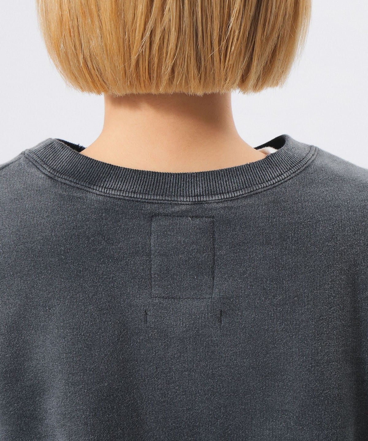 BOW WOW × BEAMS BOY スウェットフーディー BOW WOW〉に〈BEAMS〉が新たに別注したのは、ブラックの褪色加工