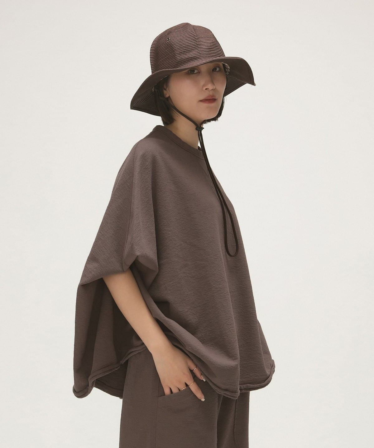maturely マチュアリー / ヘム カットオフ ポンチョ ジャージー Tシャツ・カットソー WOMEN BROWN ONE SIZE maturely マチュアリー / ヘム カットオフ ポンチョ ジャージー Tシャツ・カットソー WOMEN BROWN ONE SIZE