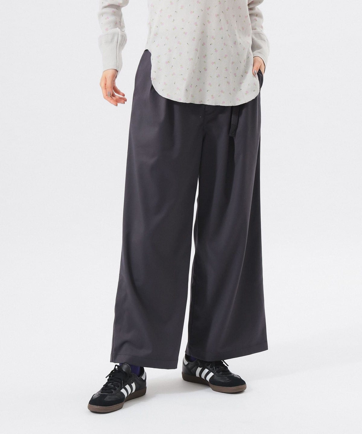 【別注】Gramicci / 2プリーツ ワイド スラックス 25FW パンツ WOMEN CHARCOAL. GREY ONE SIZE 【別注】Gramicci / 2プリーツ ワイド スラックス 25FW パンツ WOMEN CHARCOAL. GREY ONE SIZE
