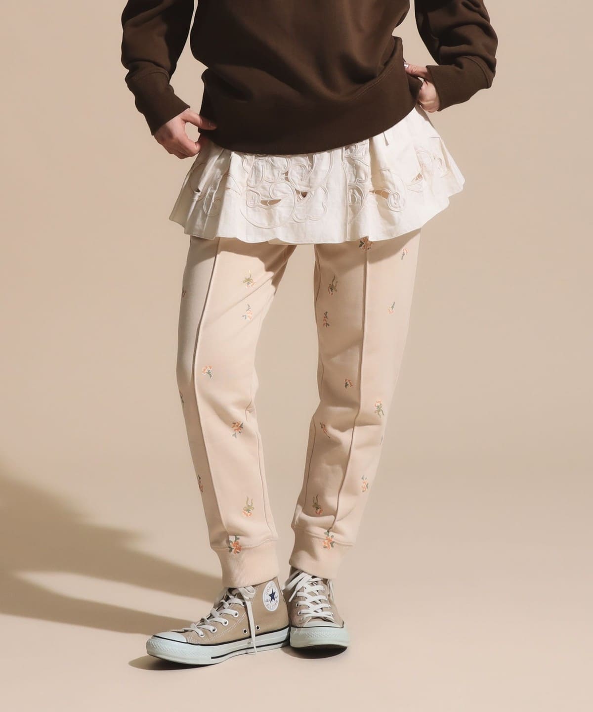 花柄 タックスウェットパンツ パンツ WOMEN ECRU ONE SIZE 花柄 タックスウェットパンツ パンツ WOMEN ECRU ONE SIZE