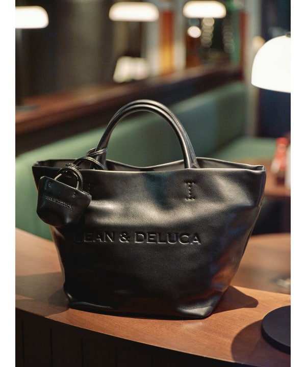 DEAN & DELUCA × BEAMS COUTURE / ハイブリッド F レザー トートバッグ ドレスアップの日も、いつものデニムも。この黒が、スタイルを完成。
