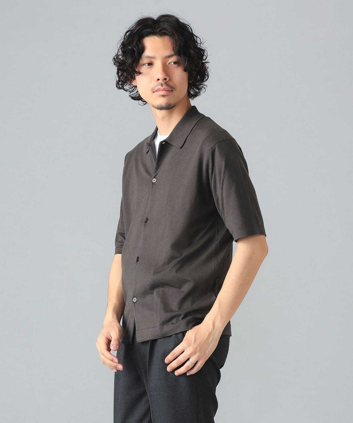 お歳暮ならオンライン BEAMS F（ビームスF）JOHN フロントオープン コットン / SMEDLEY トップス
