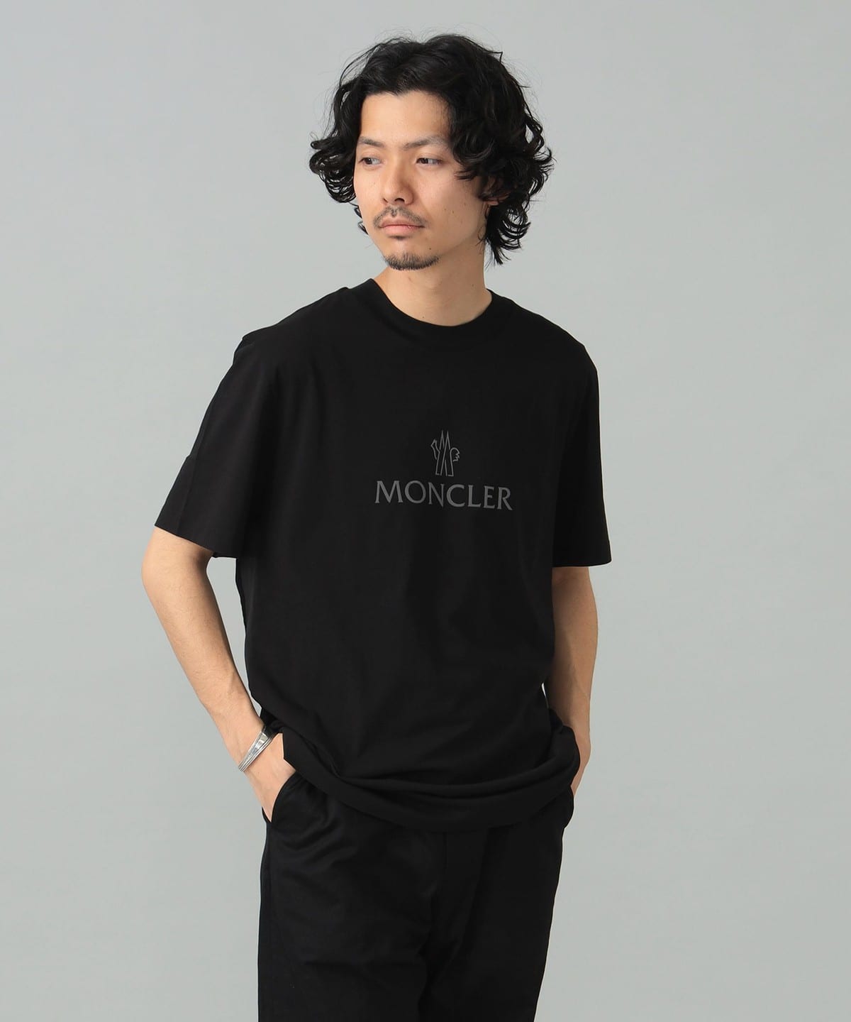 BEAMS F（ビームスF）MONCLER / マットブラック ロゴ クルーネック T