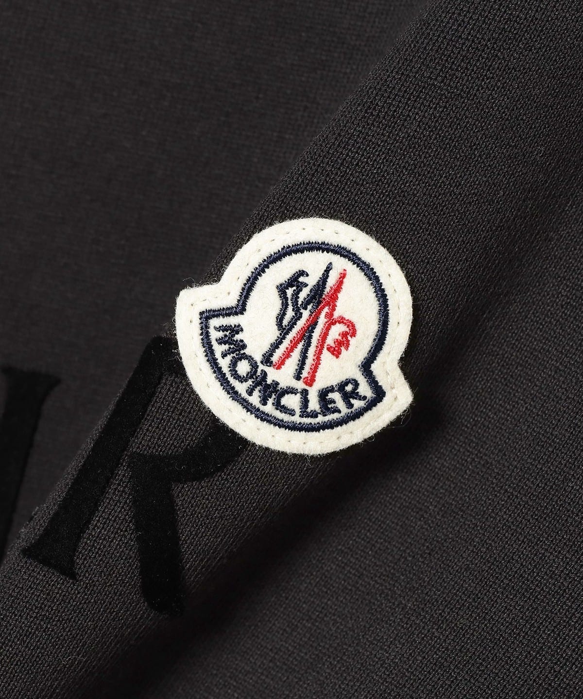 25SS新作☆【MONCLER】ロゴ クルーネック スウェットシャツ Moncler: ネイビー フロックロゴ スウェットシャツ | SSENSE 日本