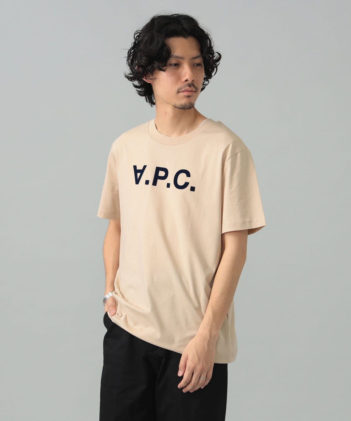 IENA A.P.C. 別注　V.P.C Tシャツ　ベージュ 24040071059_D_5.jpg