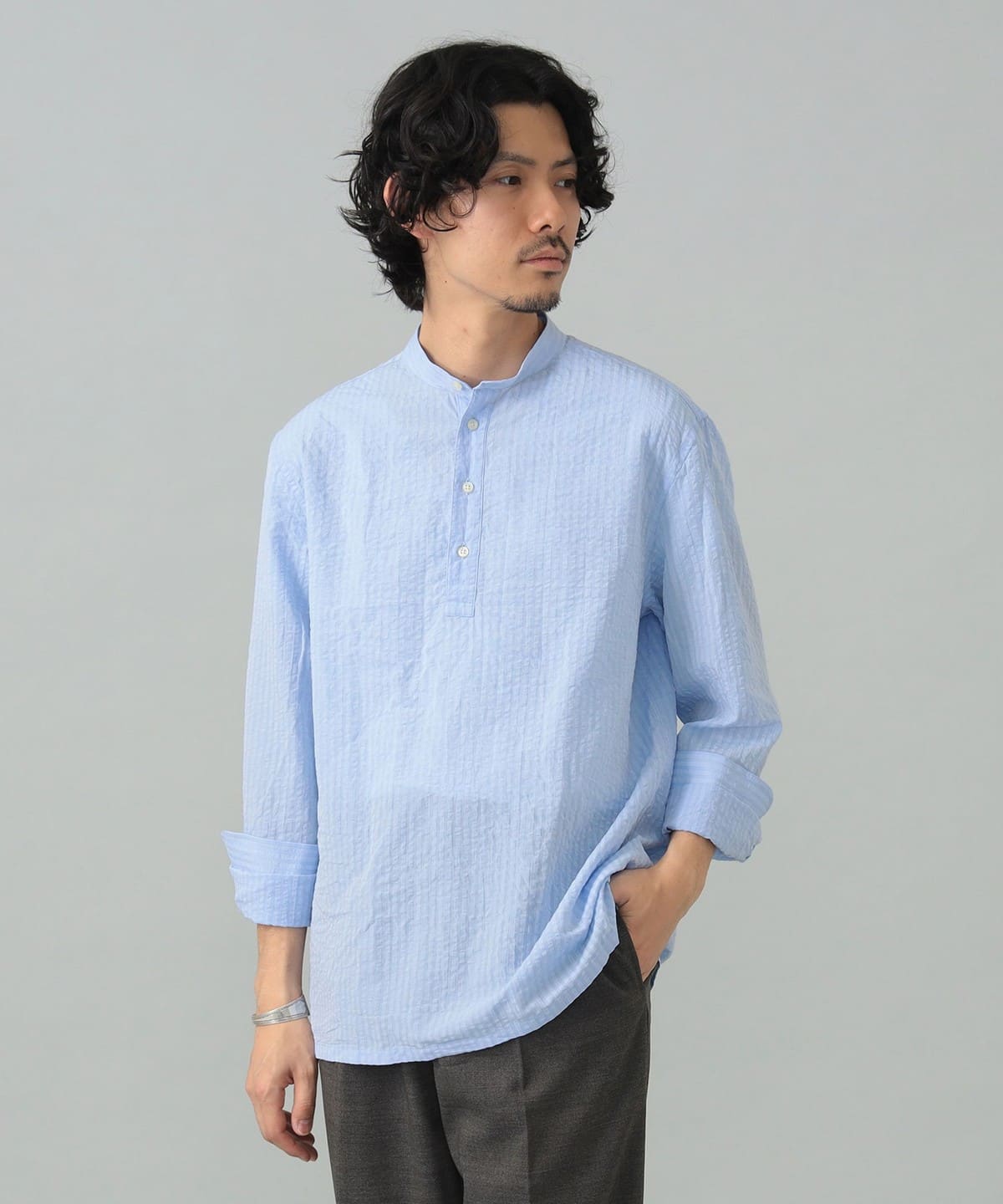 【別注】GUY ROVER ギローバー / シアサッカー バンドカラー プルオーバーシャツ シャツ・ブラウス MEN LT. BLUE/11 38(S) 【別注】GUY ROVER ギローバー / シアサッカー バンドカラー プルオーバーシャツ シャツ・ブラウス MEN LT. BLUE/11 38(S)