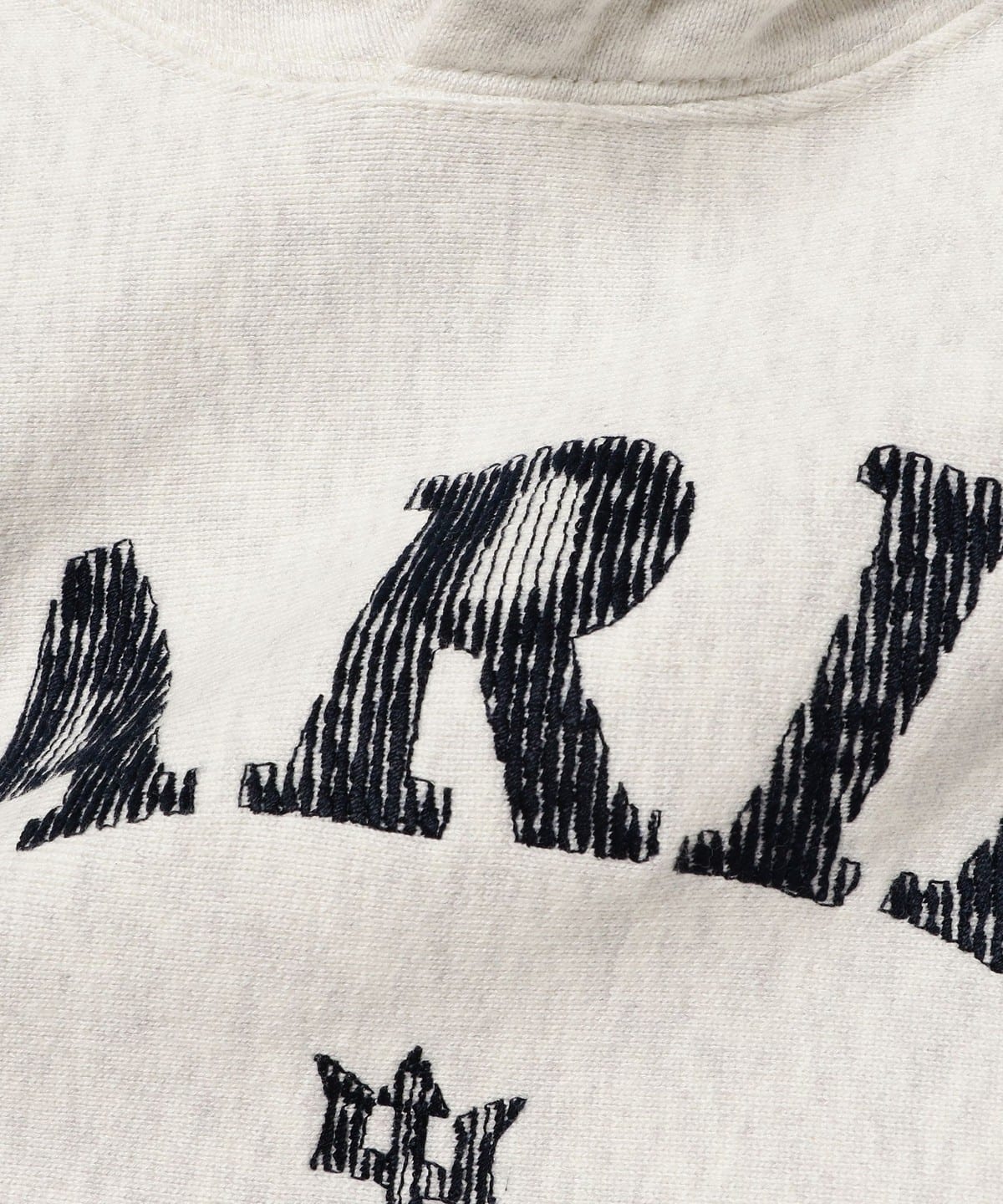 Brilla per il gusto（ブリッラ ペル イル グスト）AUBERGE / ロゴ刺繍