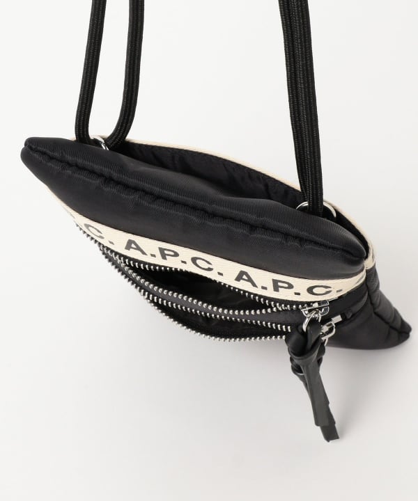 A.P.C.] アーペーセー ロゴ Repeat ネックポーチ(Black) | INS