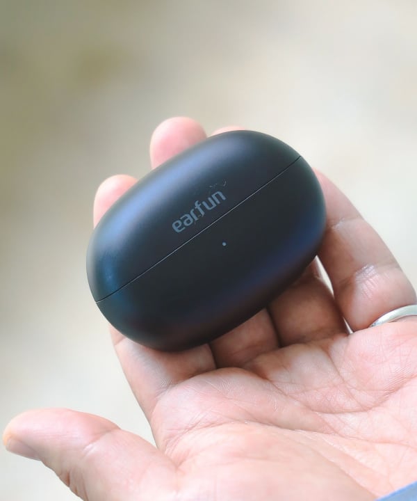 【WEB限定】 EarFun/Clip2商品的色调请参照白色背景商品单独拍摄的图像。