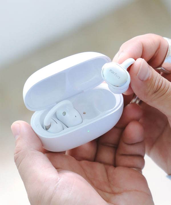 【WEB限定】 EarFun/Clip2商品的色调请参照白色背景商品单独拍摄的图像。