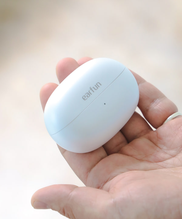 【WEB限定】 EarFun/Clip2商品的色调请参照白色背景商品单独拍摄的图像。