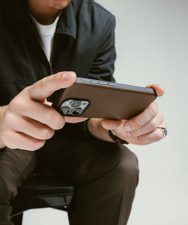 bPr BEAMS（bPrビームス）NOMAD / Modern Leather iPhone 16 Pro