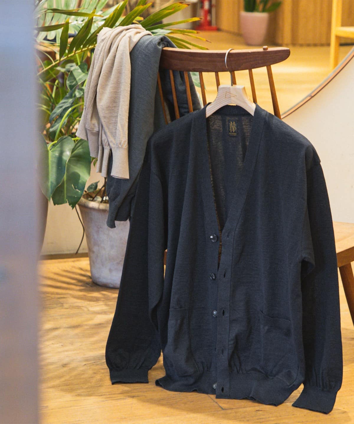 【EXCLUSIVE】BATONER バトナー / V Neck Cardigan トップス MEN BLACK NAVY 2 【EXCLUSIVE】BATONER バトナー / V Neck Cardigan トップス MEN BLACK NAVY 2
