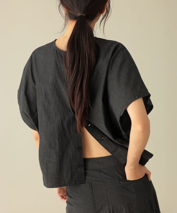 【8/13再値下げ】Laurel Blouse バックスタイルで抜け感を演出　Model：H173cm Size：ONE SIZE