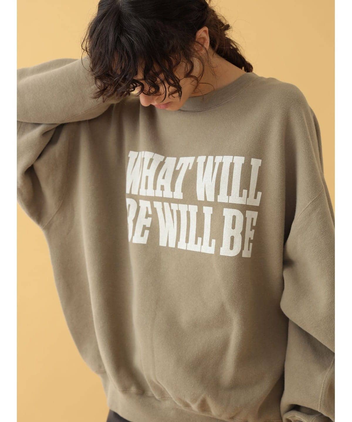【EXCLUSIVE】REMI RELIEF レミレリーフ / Printed Crew Sweat トップス WOMEN Greige ONE SIZE 【EXCLUSIVE】REMI RELIEF レミレリーフ / Printed Crew Sweat トップス WOMEN Greige ONE SIZE