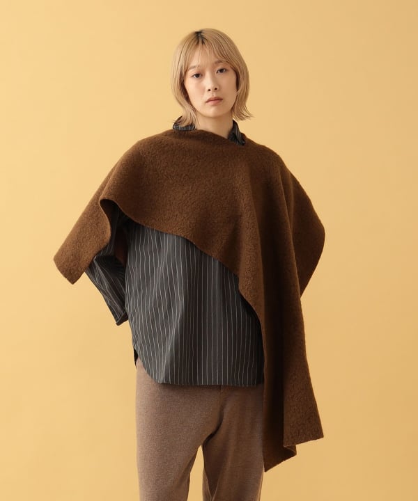 Josef Wool Scarf 薄手のニットから本格的なアウターにまで幅広く合わせられます。