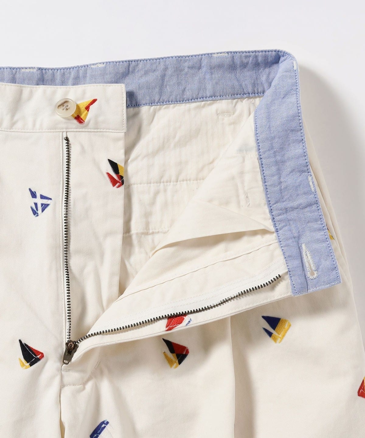 BEAMS PLUS（ビームス プラス）2 Pleats Trousers Embroidery On Print