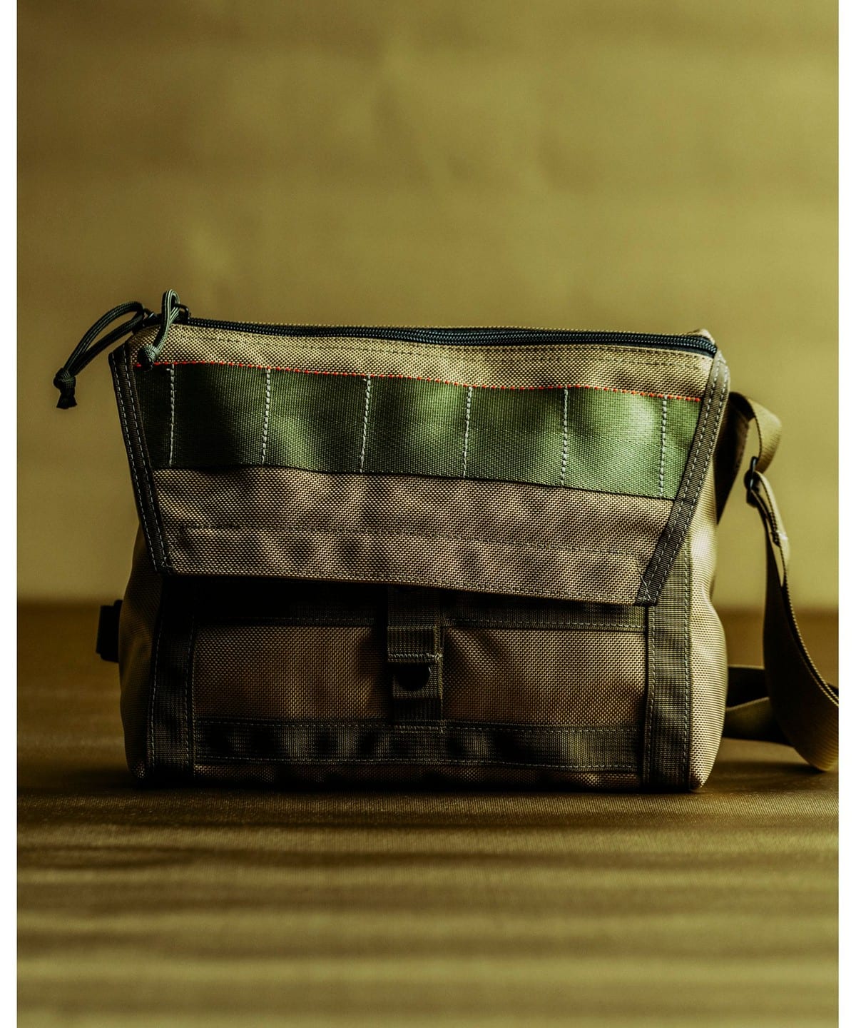 BEAMS PLUS（ビームス プラス）BRIEFING × BEAMS PLUS / 別注 FLEET MESSENGER BAG  KHAKI（バッグ メッセンジャーバッグ）通販｜BEAMS