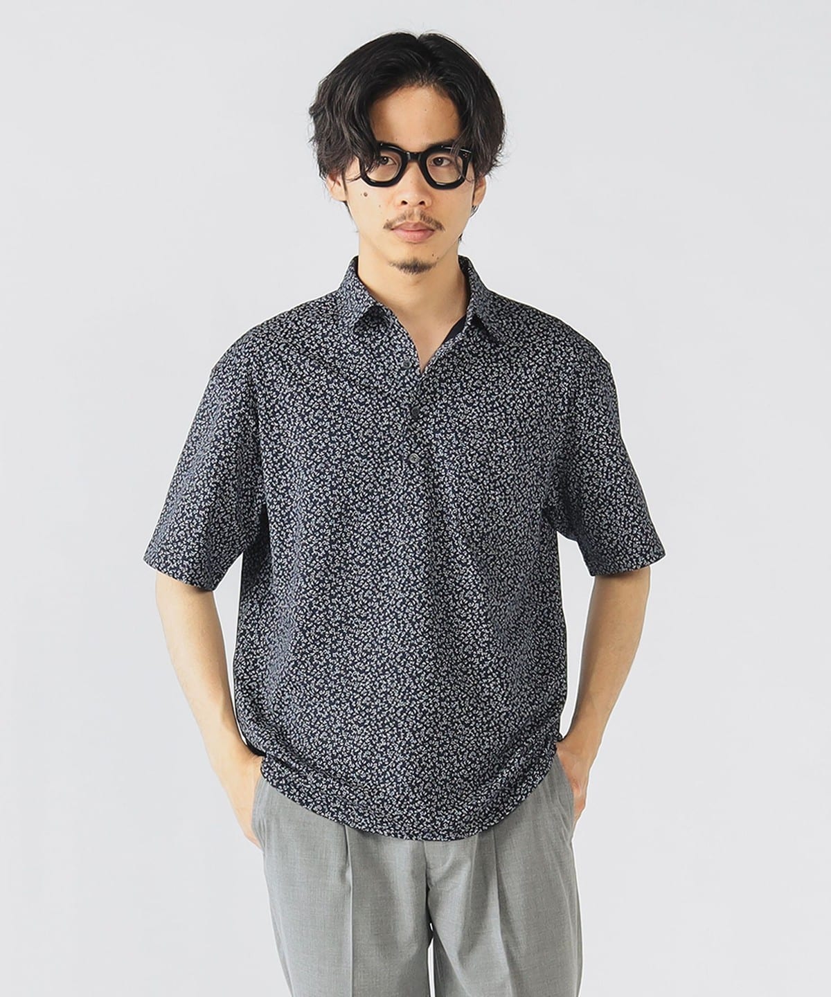 【抗菌防臭加工・吸水速乾】ハニカムプリント レギュラーカラー ポロシャツ 25SS(S XL) シャツ・ブラウス MEN ネイビー小花 S 【抗菌防臭加工・吸水速乾】ハニカムプリント レギュラーカラー ポロシャツ 25SS(S XL) シャツ・ブラウス MEN ネイビー小花 S