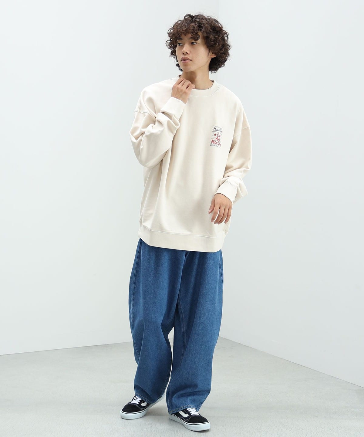 【ホワイト】cafe graphic フォトプリント スウェット オーバーサイズ / ユニセ Your lounge rotation just got cuter 🤍 Shop the 'Offstage Printed