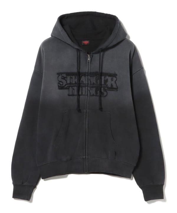 【COLLABORATION】STRANGER THINGS / Faded Full-Zip Hoodie フロントにあしらわれた断ち切り生地のロゴが目を引くデザイン