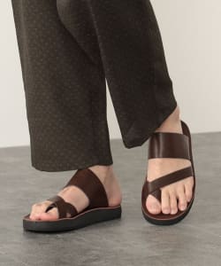 BEAMS HEART / フェイクレザー トング サンダル