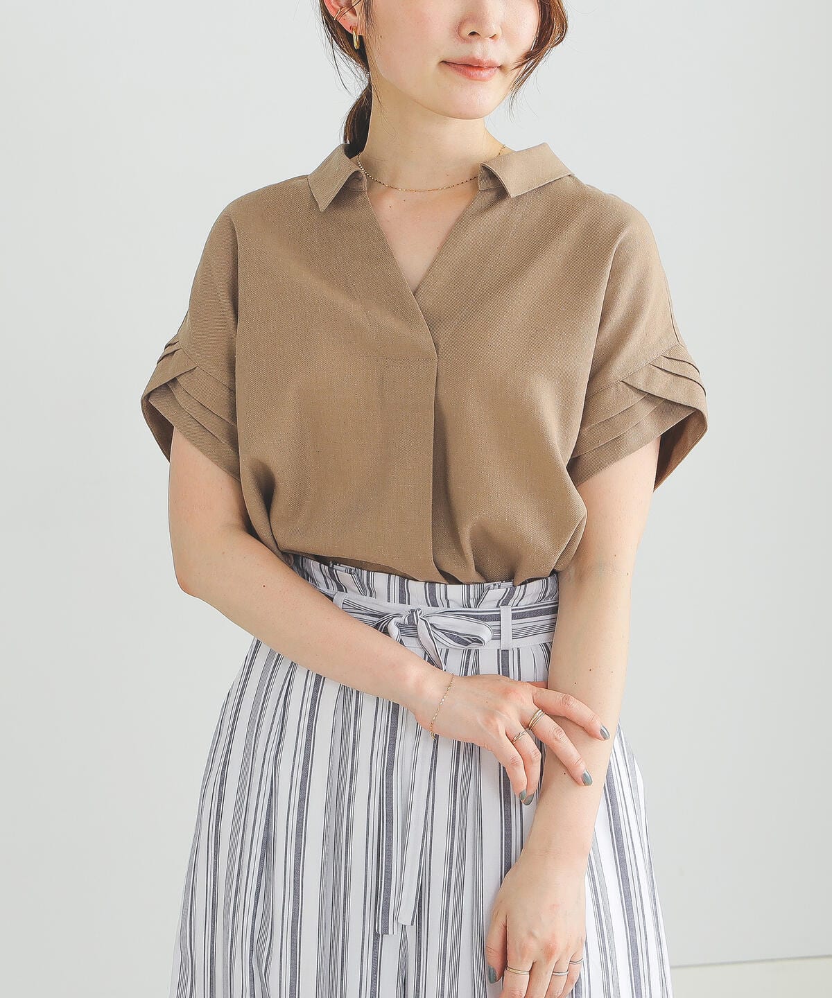袖タック スキッパーシャツ シャツ・ブラウス WOMEN BEIGE ONE SIZE 袖タック スキッパーシャツ シャツ・ブラウス WOMEN BEIGE ONE SIZE