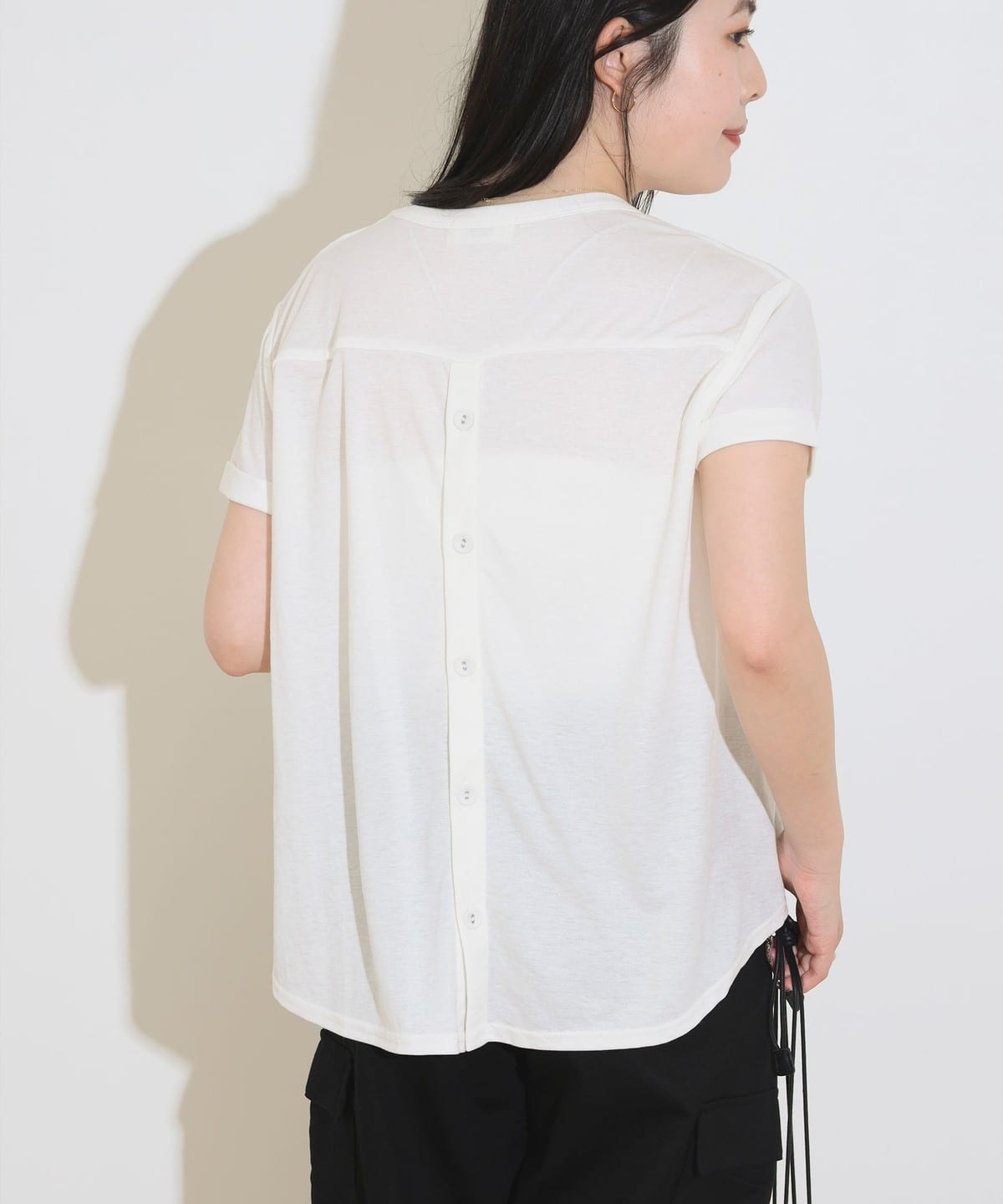 後ボタン フレア プルオーバー Tシャツ・カットソー WOMEN OFF WHITE ONE SIZE 後ボタン フレア プルオーバー Tシャツ・カットソー WOMEN OFF WHITE ONE SIZE