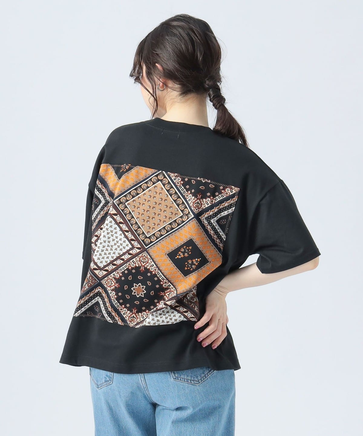 後 スカーフ柄 プルオーバー Tシャツ・カットソー WOMEN BLACK ONE SIZE 後 スカーフ柄 プルオーバー Tシャツ・カットソー WOMEN BLACK ONE SIZE