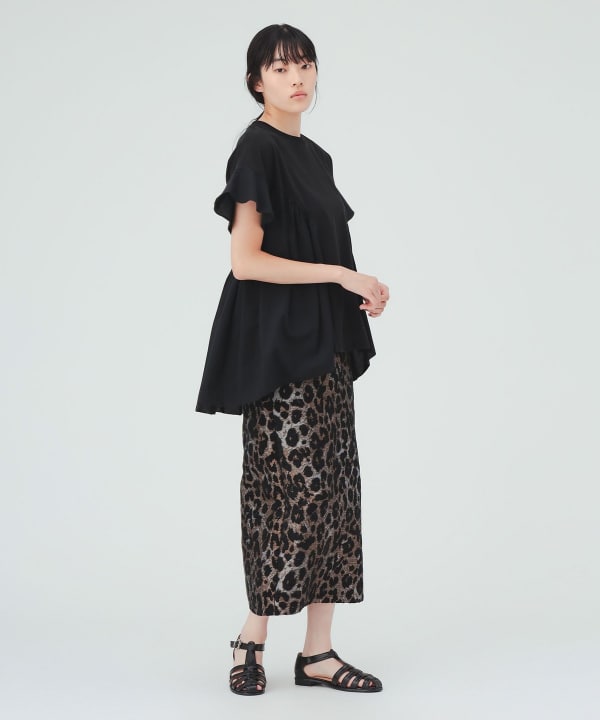T-shirt with ruffled hem and gathers [H: 169cm]