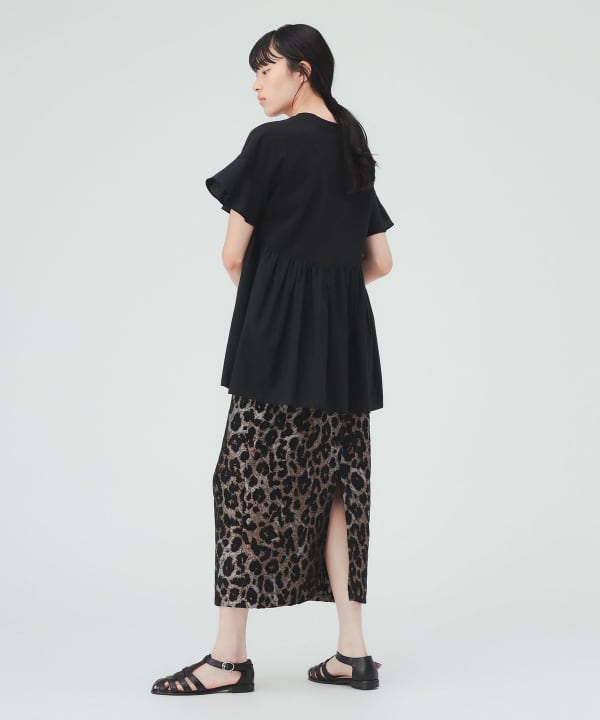 T-shirt with ruffled hem and gathers [H: 169cm]