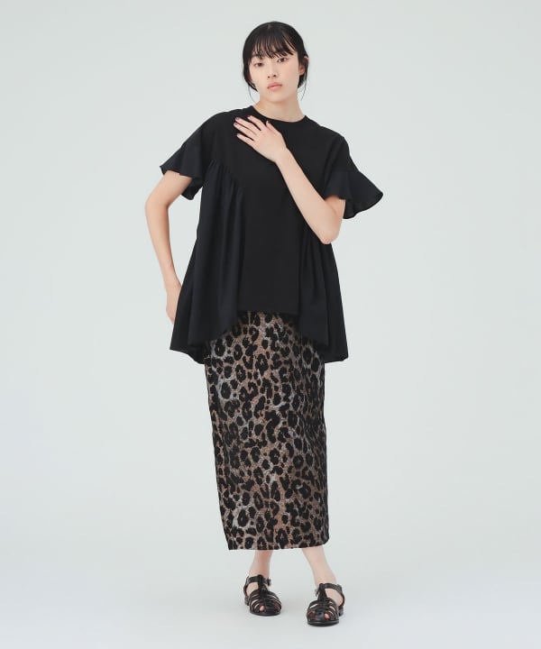 T-shirt with ruffled hem and gathers [H: 169cm]