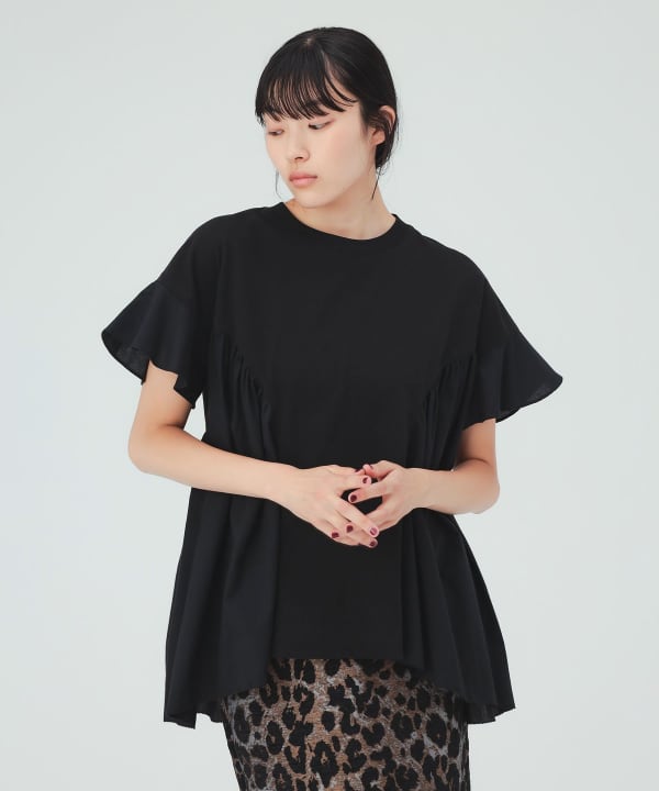 T-shirt with ruffled hem and gathers [H: 169cm]