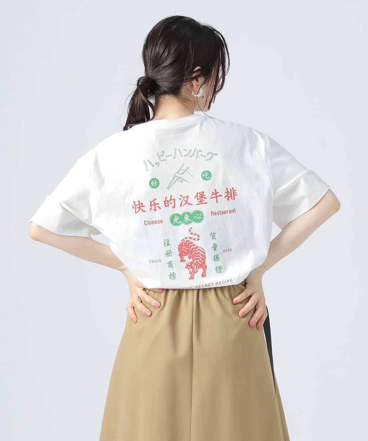 【EXCLUSIVE】ハッピーハンバーグ チャイナ Tシャツ Tシャツ・カットソー WOMEN OFF WHITE L 【EXCLUSIVE】ハッピーハンバーグ チャイナ Tシャツ Tシャツ・カットソー WOMEN OFF WHITE L