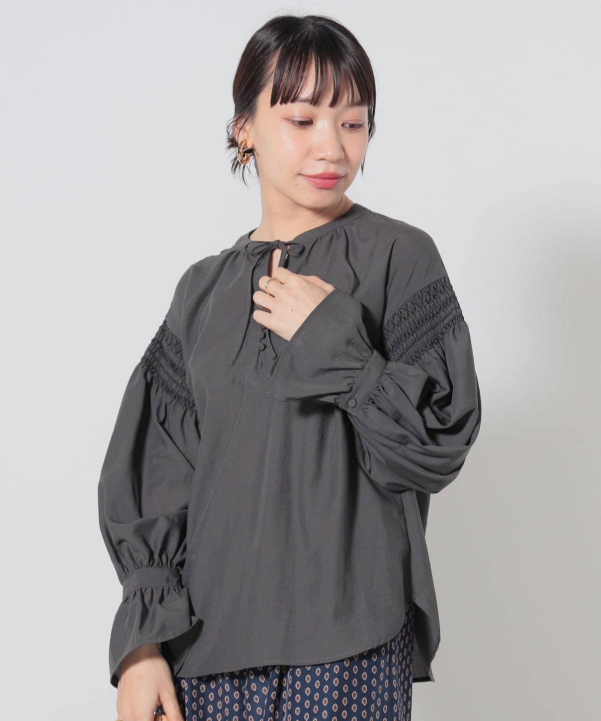 シャーリングスリーブ ブラウス シャツ・ブラウス WOMEN CHARCOAL BLACK ONE SIZE シャーリングスリーブ ブラウス シャツ・ブラウス WOMEN CHARCOAL BLACK ONE SIZE
