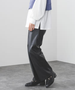フェイクレザー フレアパンツ