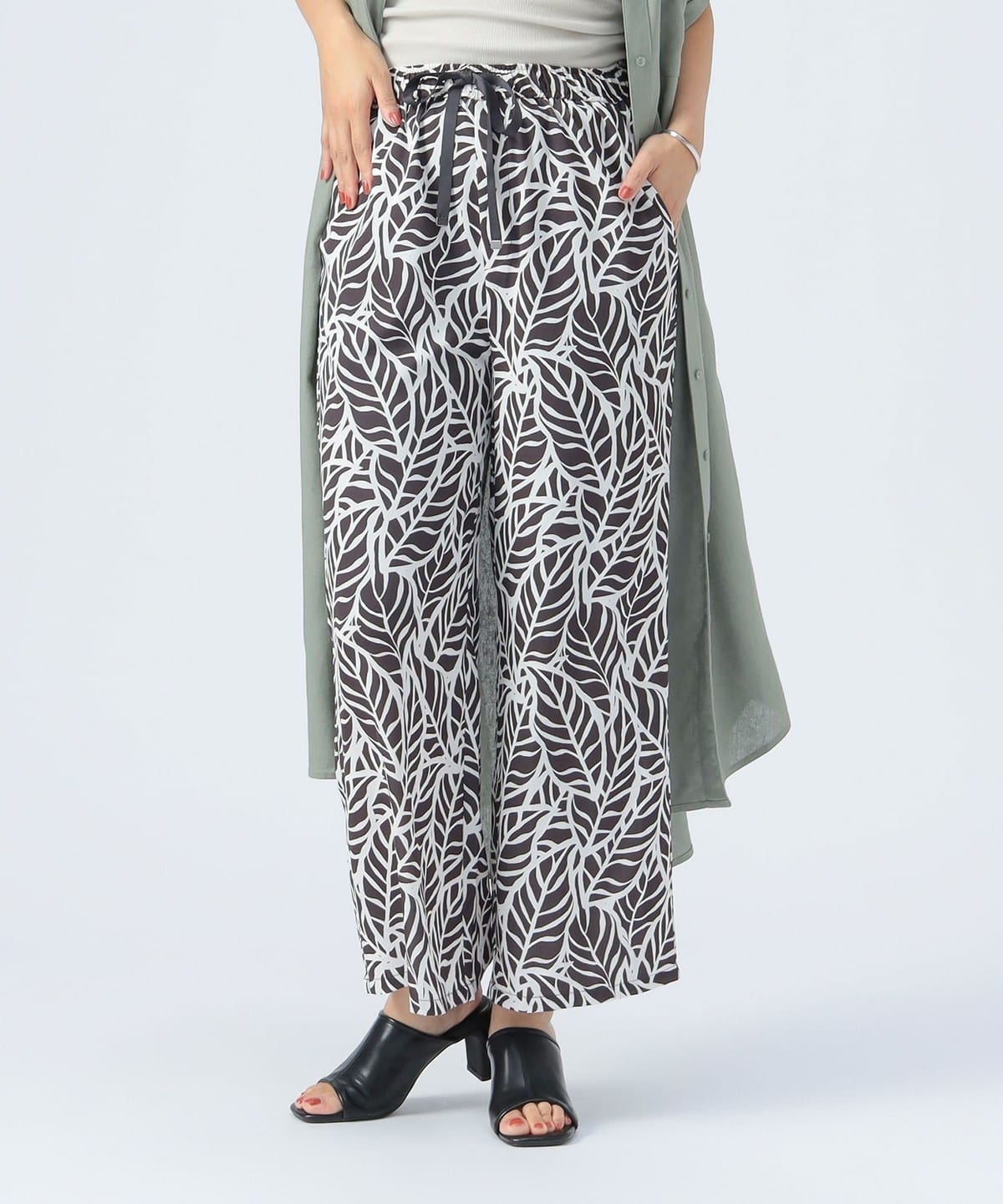 リーフプリント イージー パンツ パンツ WOMEN CHARCOAL ONE SIZE リーフプリント イージー パンツ パンツ WOMEN CHARCOAL ONE SIZE
