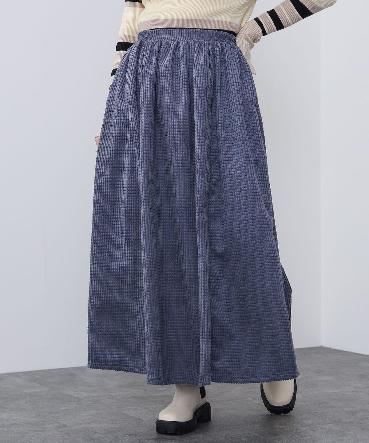 エンボス ベロア フレアスカート スカート WOMEN GREYISH BLUE ONE SIZE エンボス ベロア フレアスカート スカート WOMEN GREYISH BLUE ONE SIZE