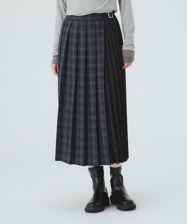 Mixed pleated skirt with eye-catching check pattern paneling. Wrap-style pleated skirt. [H: 171cm]
