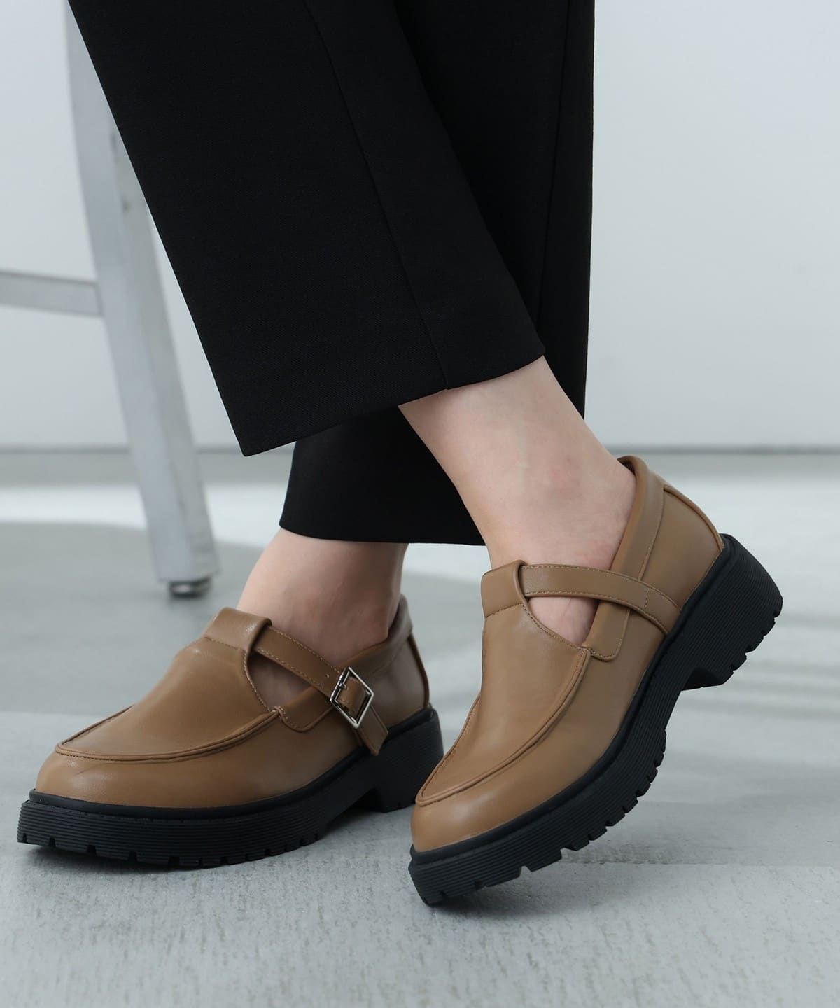 ストラップ付 モカシン(22.5 24.5cm) シューズ WOMEN BEIGE S ストラップ付 モカシン(22.5 24.5cm) シューズ WOMEN BEIGE S